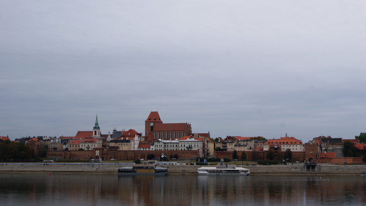 Toruń chce być miastem zieleni, dlatego jego urzędnicy obiecali dziś, że w tym roku na jego terenie zostanie posadzonych 3,5 tys. nowych drzew. Większość z nich będzie rekompensatą za wycinkę związaną z rozbudową szpitala im. Rydygiera. Swoją aleję drzew zyska m.in. leżący nad Wisłą Bulwar Filadelfijski.