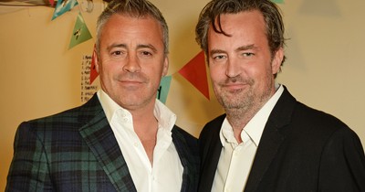 Felismerhetetlenné öregítette a gyász: sokkolóan néz ki a Jóbarátok sztárja, Matthew Perry halála után egy évvel