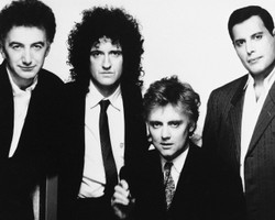 "Bohemian Rapsody" na okładce książki telefonicznej