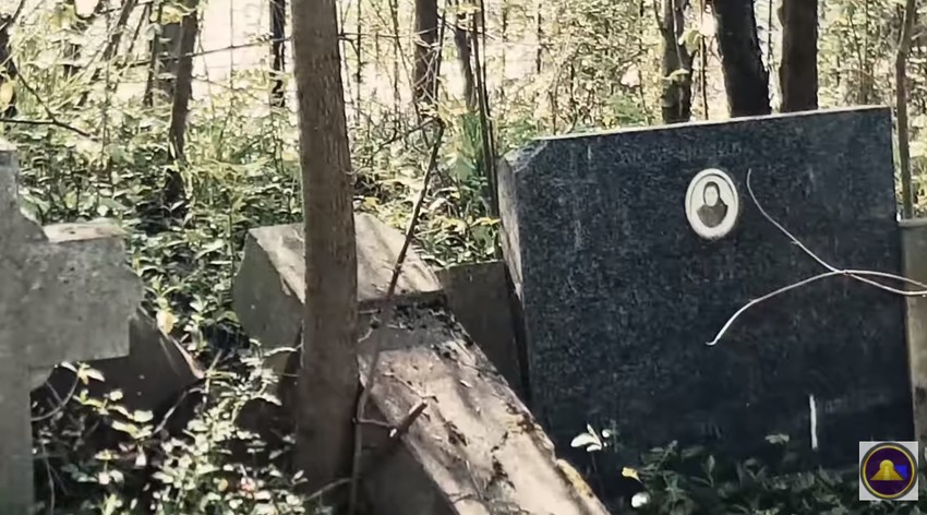 Neki od spomenika su bili čitavi i na svom mestu