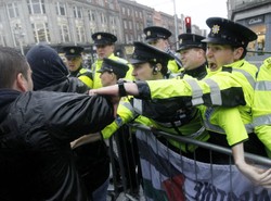 Obrzucili premiera butami i jajkami