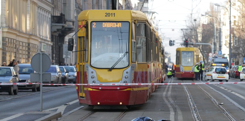 Oględziny zwłok ofiar motorniczego. FILM +18