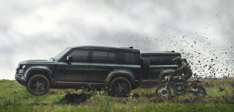 Nowy Land Rover Defender w filmie o Jamesie Bondzie