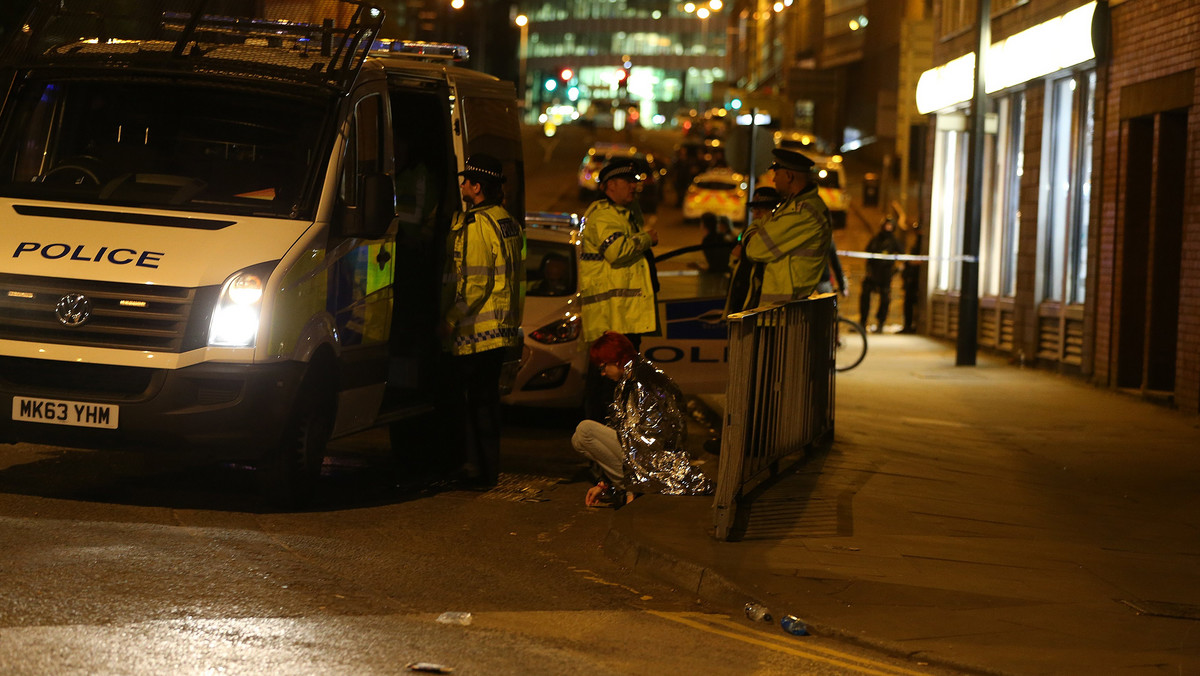 Brytyjska premier Theresa May zapewniła w oświadczeniu wydanym z poniedziałku na wtorek, że rząd "pracuje, aby ustalić szczegóły tego, co jest traktowane przez policję jako przerażający atak terrorystyczny" na halę Manchester Arena, w którym zginęło co najmniej 19 osób.