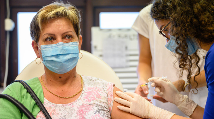 Megkapja egy nő a német-amerikai fejlesztésű Pfizer-BioNTech koronavírus elleni oltóanyag, a Comirnaty-vakcina harmadik, emlékeztető adagját a veszprémi Csolnoky Ferenc Kórházban. / Fotó: MTI/Vasvári Tamás