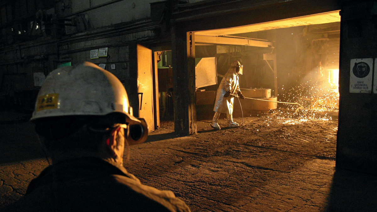 Koncern hutniczy ArcelorMittal Poland uruchomił w piątek w hucie w Dąbrowie Górniczej instalację wdmuchiwania pyłu węglowego do wielkiego pieca oraz zmodernizowaną taśmę spiekalniczą. Inwestycje kosztowały w sumie prawie 140 mln zł.