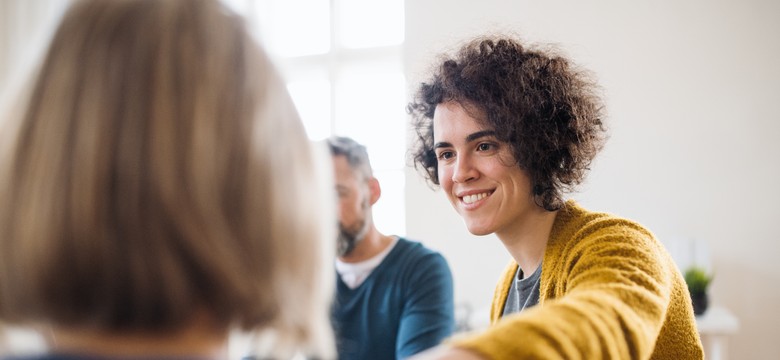 Gdy pomagasz za bardzo, tracisz autonomię. Co to jest syndrom wybawcy? [ROZMOWA]