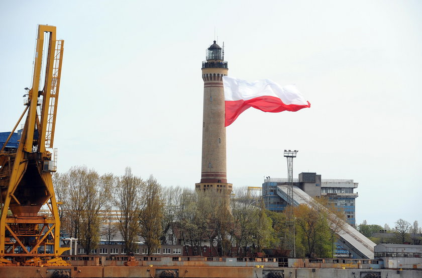 Gigantyczna flaga Polski załopotała na latarni