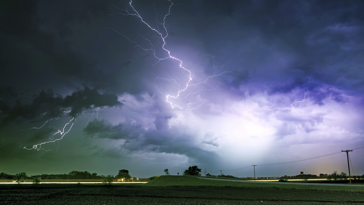 Instytut Meteorologii i Gospodarki Wodnej ostrzega przed niebezpieczną pogodą. Jak mówi dyżurny synoptyk IMiGW Maria Waliniowska, dziś na zachodzie Polski wystąpią silne nawałnice, z opadami do 40 litrów na metr kwadratowy, porywami wiatru o prędkości do 90 kilometrów na godzinę i gradobiciami. Słabsze burze pojawią się w Małopolsce, Lubelszczyźnie, na Mazowszu i Podkarpaciu.