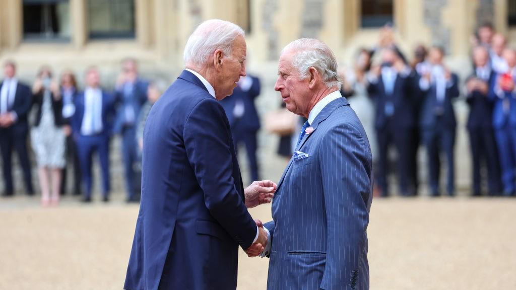 Most akkor Joe Biden megsértette a királyi protokollt és Károly királyt ezzel a gesztussal vagy sem?