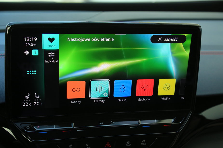 Jak przystało na nowoczesne aut z cyfrowym wnętrze także w elektrycznym SUV-ie Volkswagena możemy zmieniać kolorystykę nastrojowego oświetlenia.