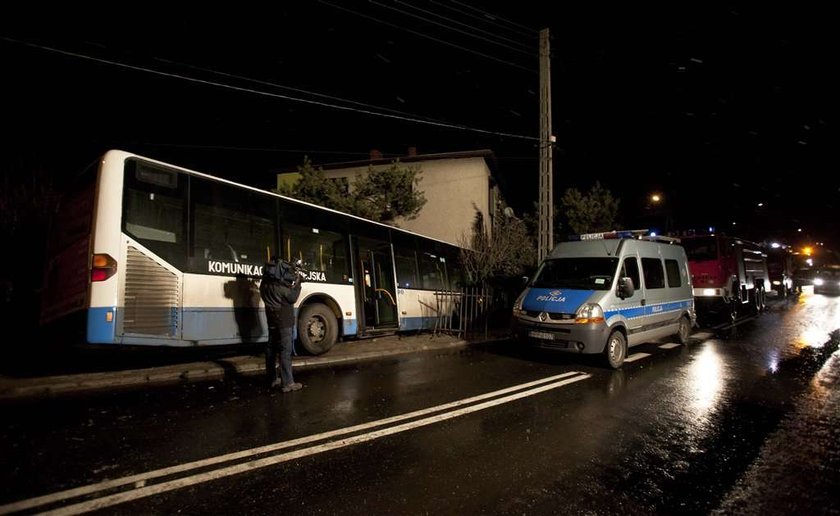 Śnieżyca w Rybniku. Autobus wjechał w dom! FOTO