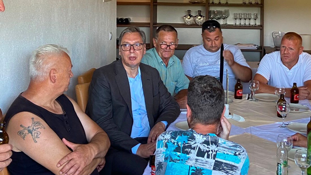 Vučić u Čipuljiću priča sa komšijama