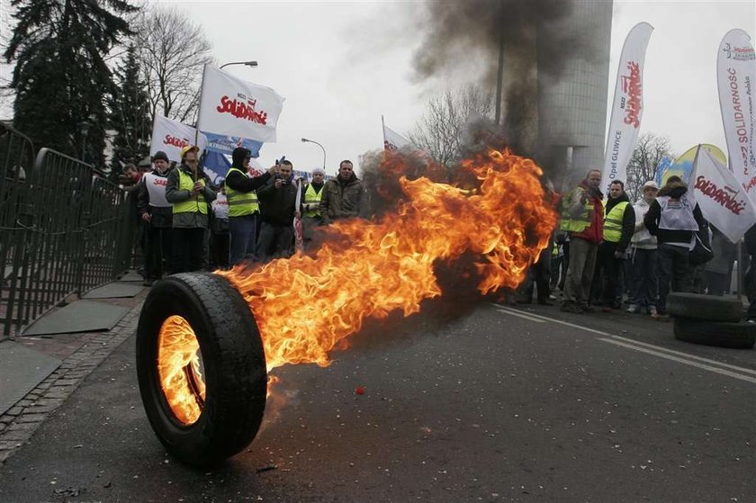 Opony płoną na demonstracjach