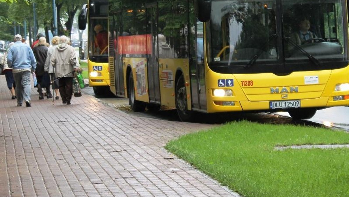 Od piątku w gminie wiejskiej Lubin ruszyła pierwsza w regionie komunikacja publiczna bez biletów. Według władz gminy, ma na tym zyskać jej budżet i pasażerowie.