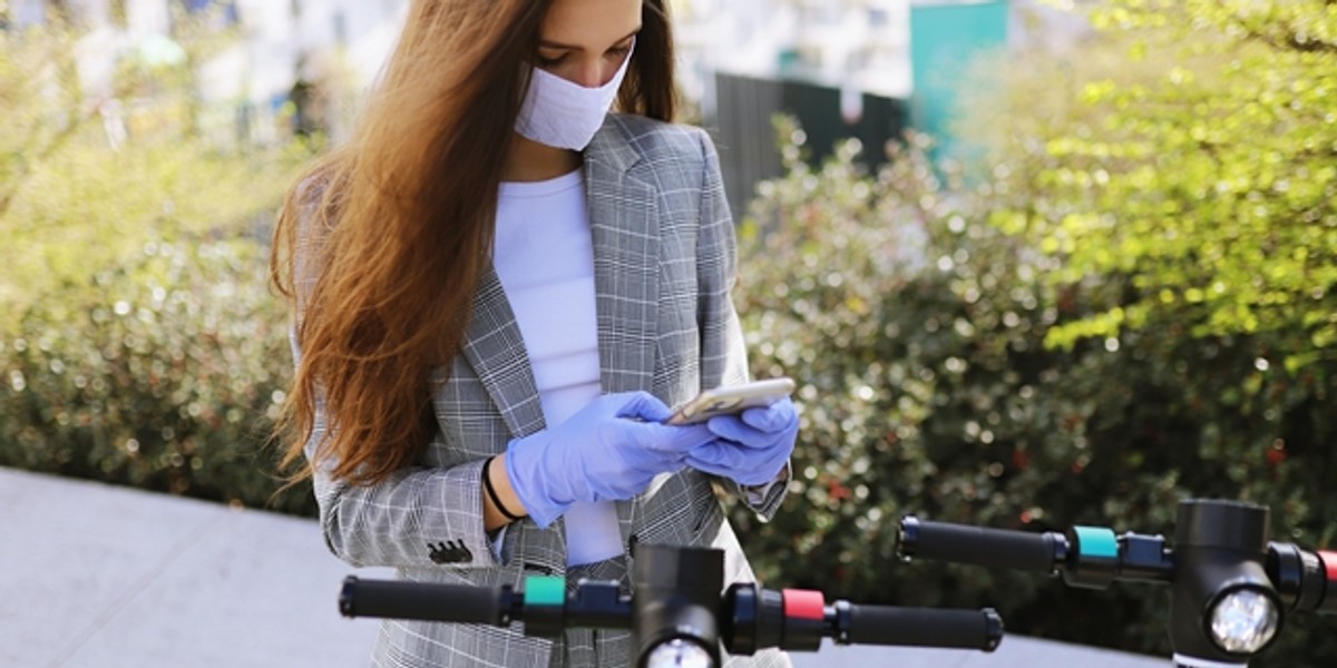 Pandemia koronawirusa spowoduje trwałe zmiany w sposobie funkcjonowania jednostek i całych społeczności. Jednym z obszarów, których te zmiany niewątpliwie dotkną, jest podróżowanie. O tym jak obecna sytuacja może wpłynąć na rozwój  mikromobilności  w miastach, a także  o roli samorządów w inicjowaniu zmian rozmawiali eksperci w czasie debaty zorganizowanej przez polskiego operatora elektrycznych jednośladów blinkee.city pod patronatem Business Insider Polska 