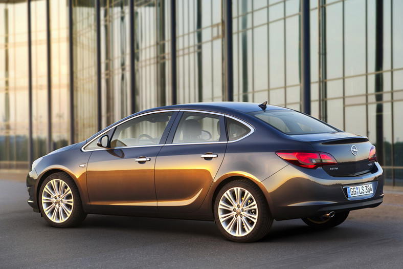 Nowy Opel Astra Sedan: ceny i wyposażenie