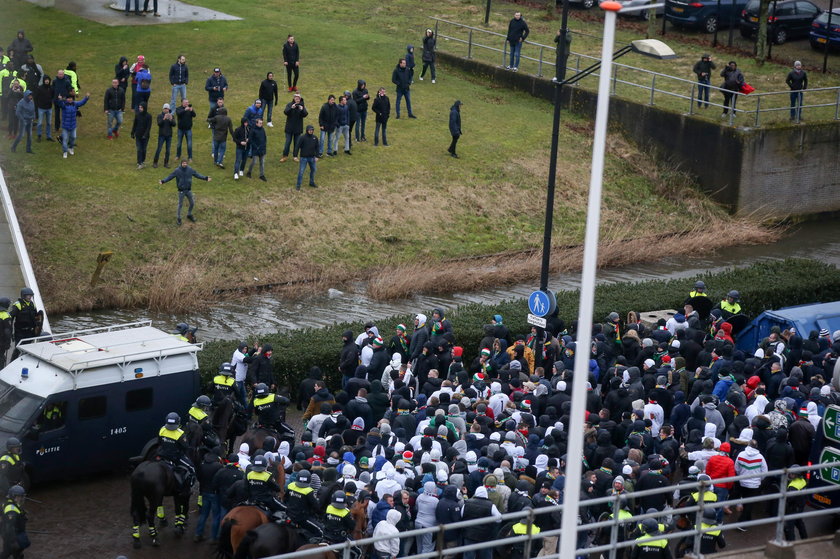 Ajax – Legia. Kibice pod eskortą, policja w gotowości