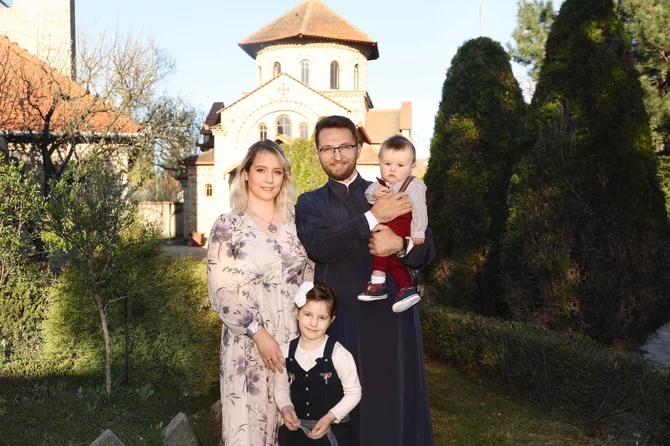 Jerej Simeon Vasić sa porodicom