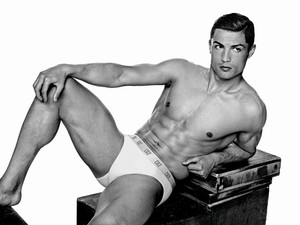 Cristiano Ronaldo végre felhúzott egy nadrágot