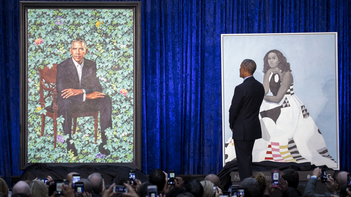 W Waszyngtonie odsłonięto oficjalne portrety Baracka i Michelle Obamów. O ile portret byłego prezydenta USA nie kłuje w oczy, o tyle Michelle wygląda przy mężu nieco blado.