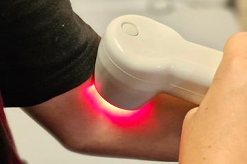 Ennyi mindenben segíthet a vörösfény-terápia: gyulladácsökkentő, hangulatjavító, bőrfeszesítő