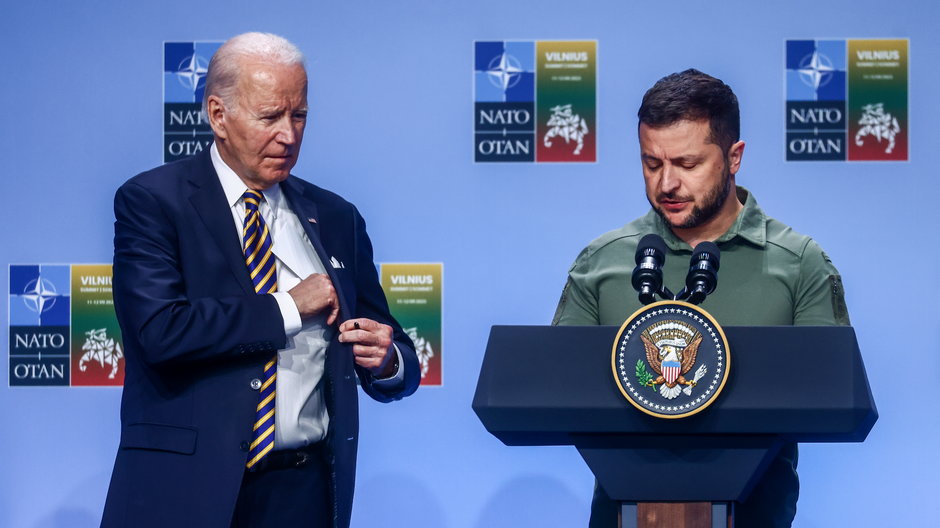 Biden wprawił w osłupienie zebranych na ostatnim corocznym szczycie NATO, które odbyło się w tym roku na Litwie, odmawiając nakreślenia jasnej ścieżki przystąpienia Ukrainy do NATO. Ukraiński prezydent Władimir Zełenski skrytykował tę postawę jako chowanie głowy w piasek - mówi Steve Forbes
