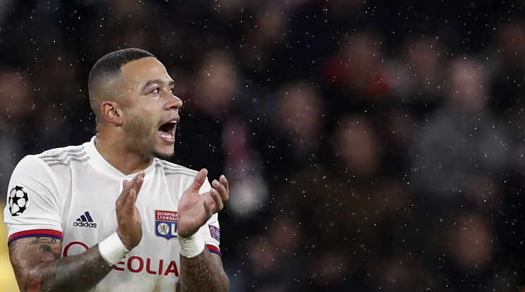 Memphis Depay azonnal a szurkoló után indult, hogy számon kérje őt /Fotó: MTI - EPA/GUILLAUME HORCAJUELO