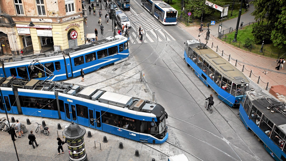 "Radio Kraków": Jak zapowiedzieli - tak zrobili. Zgodnie z planem drogowcy wyremontowali tory tramwajowe na ulicach Limanowskiego i Wielickiej w Krakowie. Od soboty, po ponad dwóch miesiącach, na trasach do Bieżanowa i Kurdwanowa znów będzie normalnie.