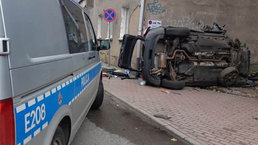 Volkswagen uderzył w ogrodzenie, drzewo i na koniec w kamienicę.