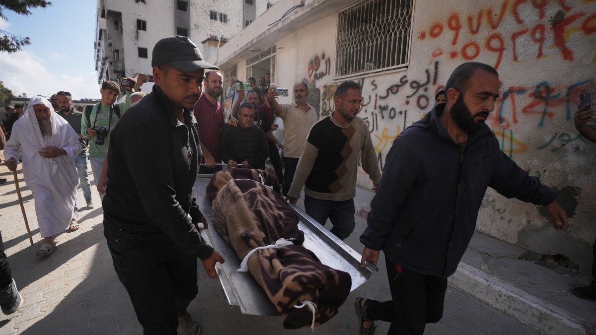 Palestinci nose telo osobe poginule u izraelskim vazdušnim napadima u petak, usmerenim na Iza al Dina al Hadada, vođu Hamasa