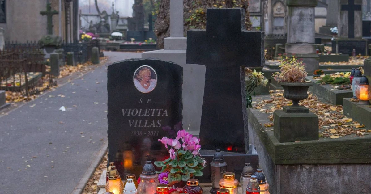 Kontrowersyjny znicz na grobie Violetty Villas. "Zdejmijcie tę głowę!" [FOTO]