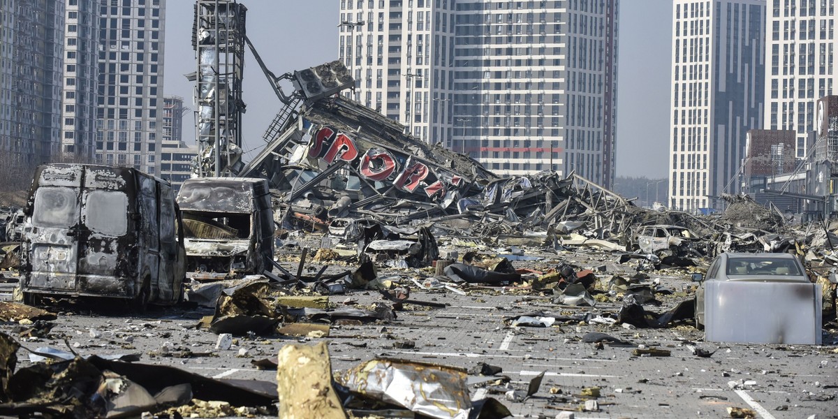 Ukraina podnosi się po rosyjskich ostrzałach.