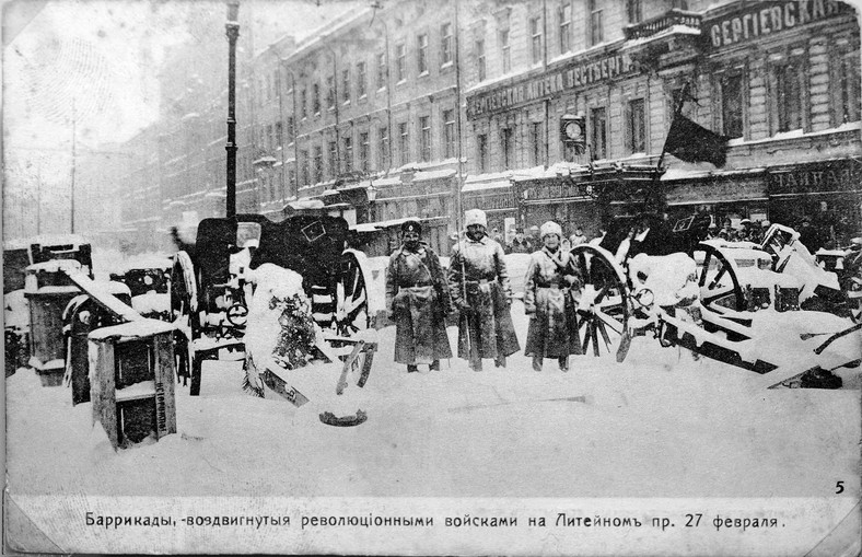 Barykady na Prospekcie Litiejnym w Piotrogrodzie w czasie rewolucji lutowej