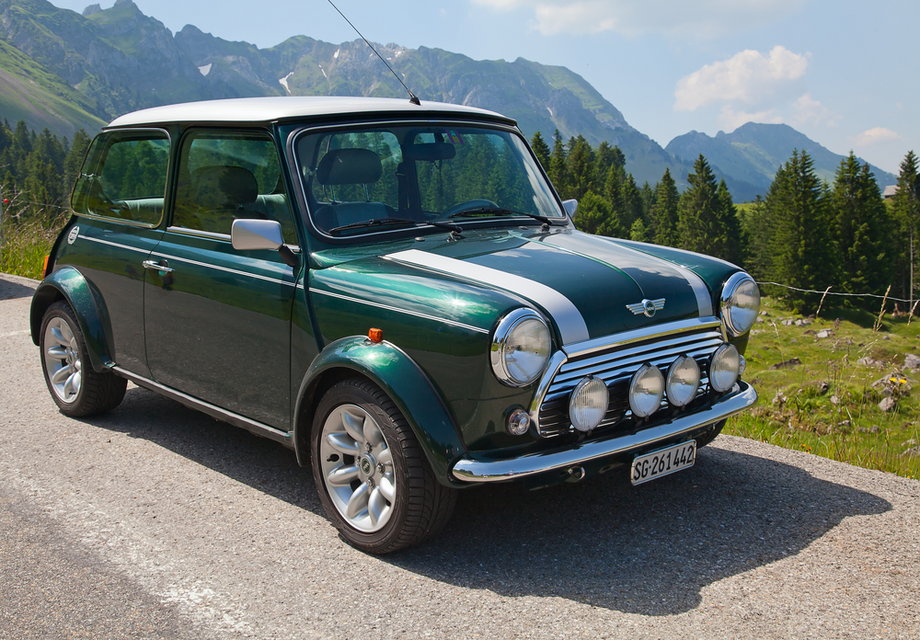 Mini Cooper produkowany przez firmę British Motor Corp. i jej następców w latach 1959-2000. Powstało ponad 5,3 mln egzemplarzy w kilku wersjach nadwozia