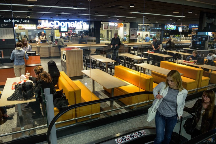 Z nowego tarasu o długości około 150 m widać całą płytę lotniska i pole wzlotów. Z punktu widokowego można obserwować startujące i lądujące maszyny oraz obsługę samolotów na stanowiskach postojowych. Cały taras jest oszklony. <br>Na zdjęciu: Strefa duty free. <br><br>fot. (cat) PAP/Jakub Kamiński