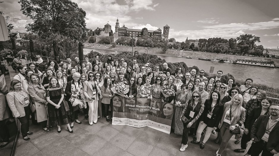 Global Mentoring Walk to spotkanie mentorek i mentorów z mentees, którzy podczas spaceru dzielą się doświadczeniem, budując niejednokrotnie inspirujące zawodowe relacje. „Forbes Women Polska” jest patronem medialnym wydarzenia