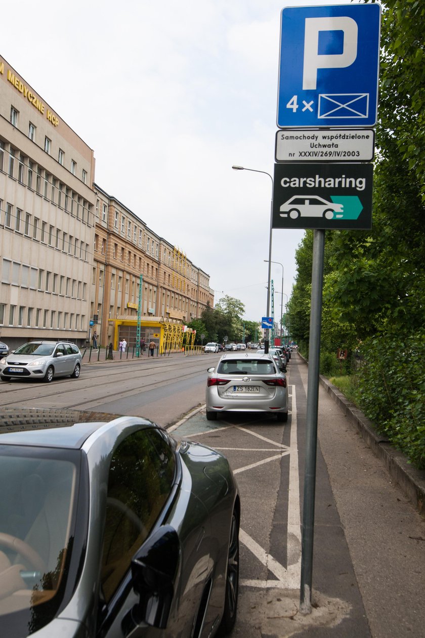 Zabierają miejsca parkingowe