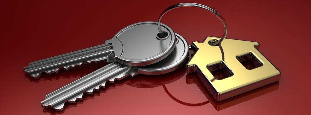 <b>Dodatek mieszkaniowy i wiejski</b>
<br>
<br>
Nauczycielom przysługują też dwa obligatoryjne dodatki: mieszkaniowy i wiejski.
<br>
<br>
Dodatek mieszkaniowy przysługuje nauczycielom zatrudnionym na wsi lub w mieście liczącym do 5 tys. mieszkańców. 
<br>
<br>
Wiejski jest przewidziany dla nauczycieli zatrudnionych na wsi lub w mieście, którego liczba mieszkańców nie przekracza 5 tys. i wynosi 10 proc. wynagrodzenia zasadniczego. Na terenie wiejskim, na którym występuje deficyt kadry nauczycielskiej, organ prowadzący szkołę może tę kwotę zwiększyć.