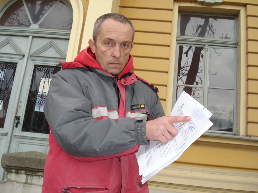 Dejan Labović pokazuje rešenje suda