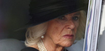 Camilla z bolesną kontuzją zaciska zęby i wspiera Karola po śmierci Elżbiety II. Musi cierpieć w milczeniu