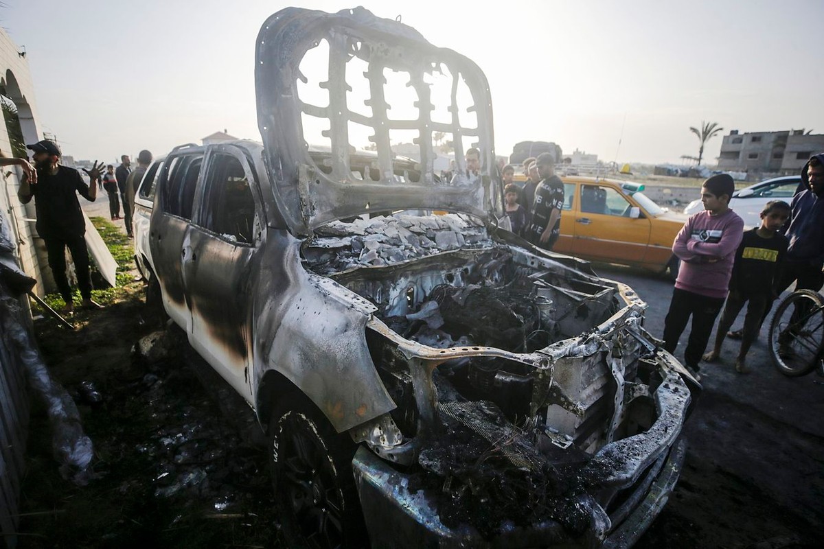 Zniszczony samochód organizacji pozarządowej World Central Kitchen w aStrefie Gazy