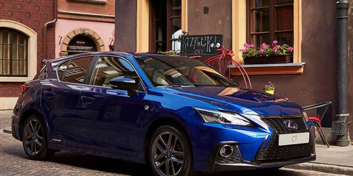 Lexus CT200h świetnie sprawdzi się głównie w mieście. Dzięki kompaktowym rozmiarom 4,355 m długości oraz 1,765 m szerokości z powodzeniem poradzimy sobie na zatłoczonym parkingu przed biurem czy w centrum handlowym. 