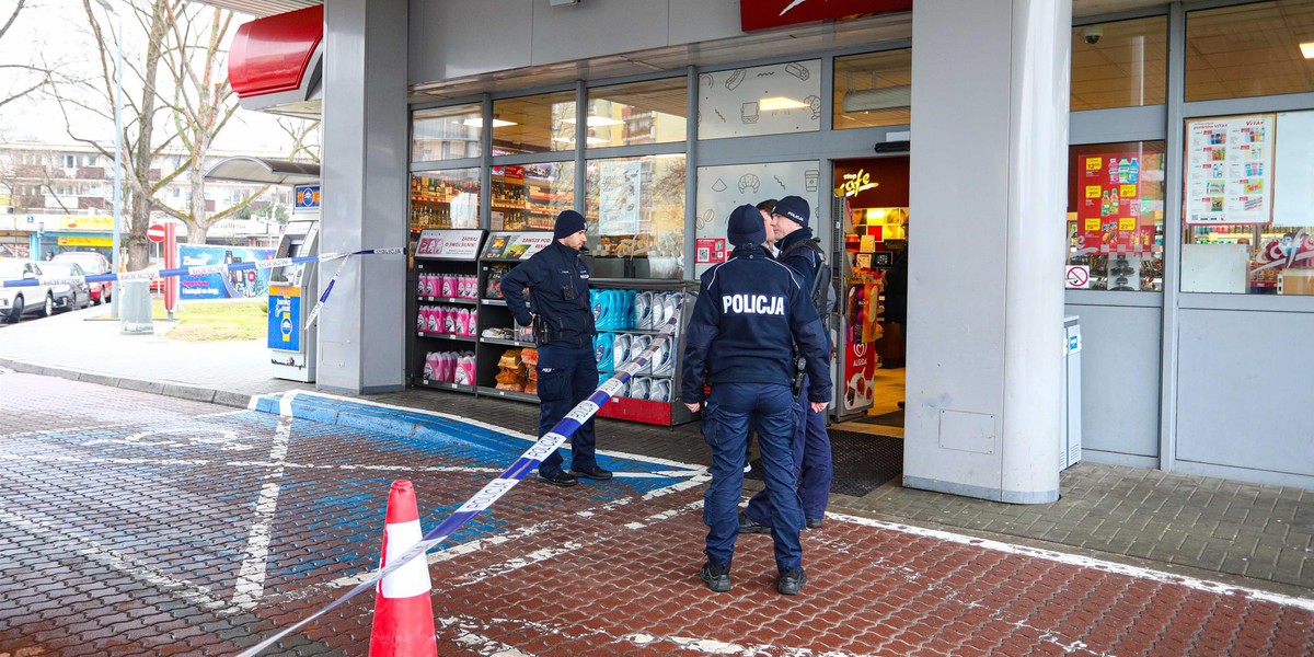 Policjanci przekazali mężczyznę pod opiekę ratowników.