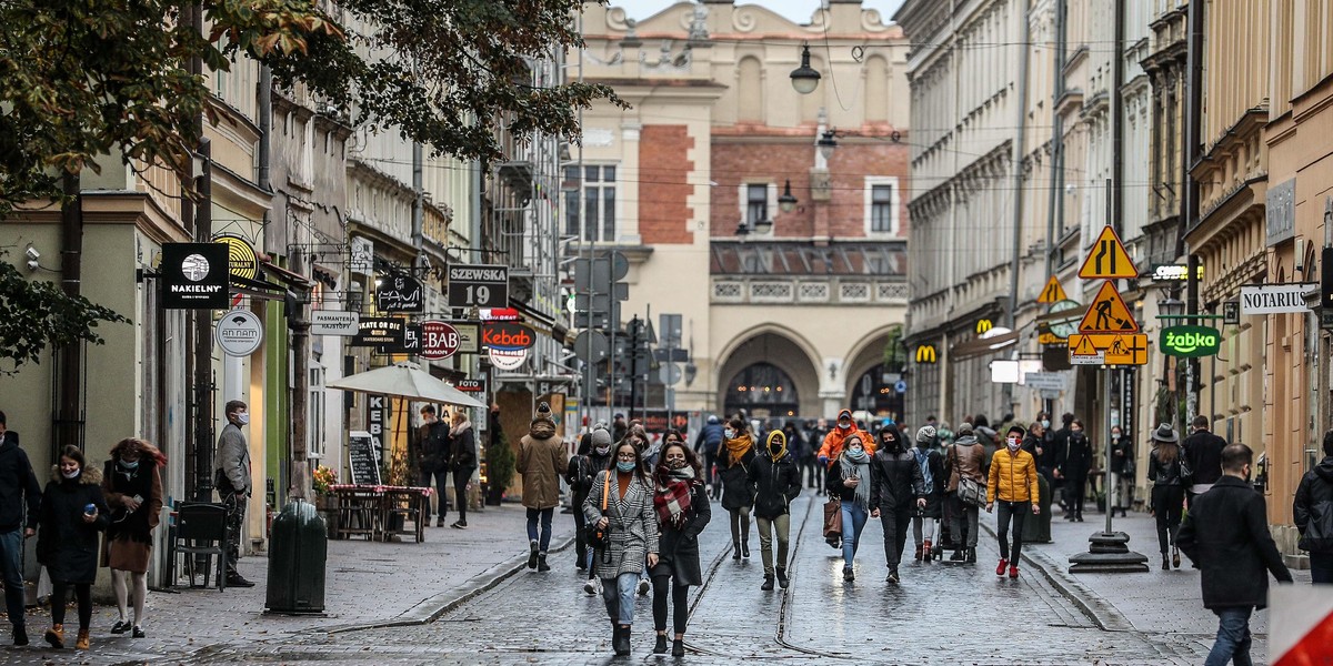 Na zdjęciu: mieszkańcy Krakowa w maseczkach w centrum miasta.