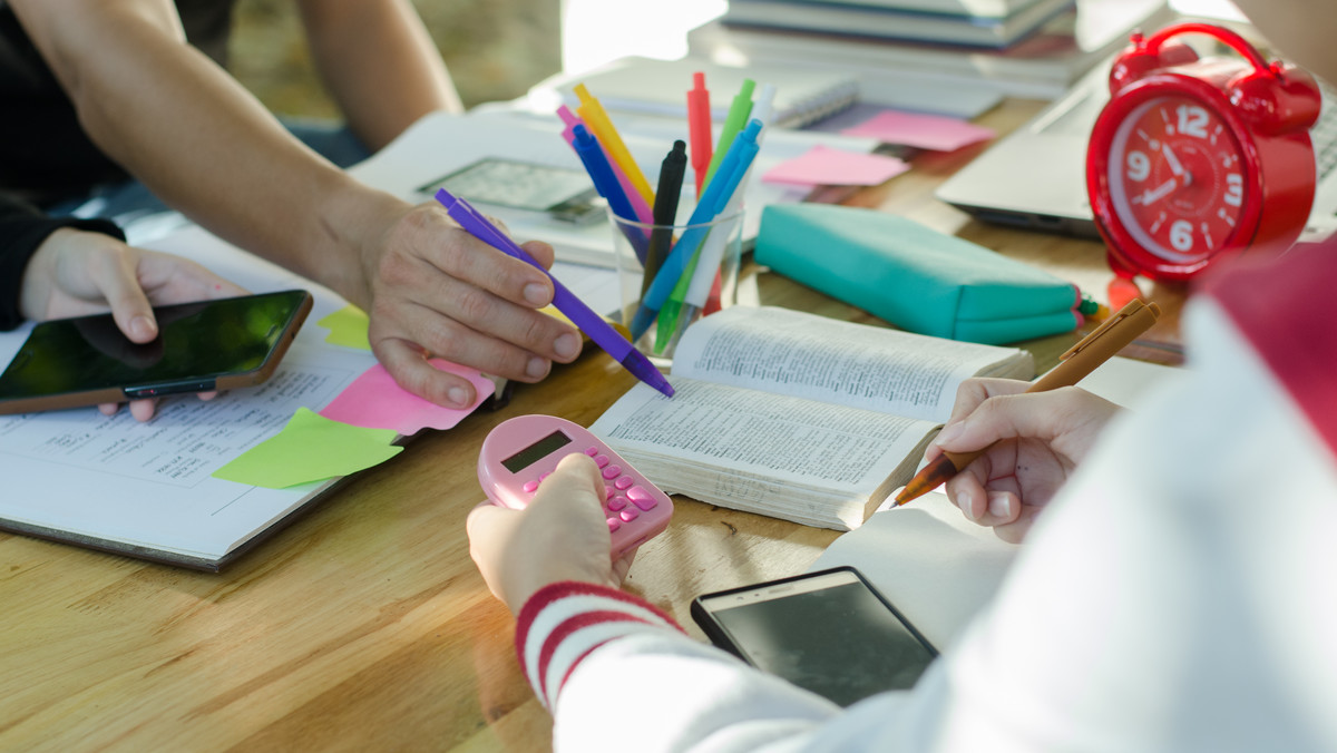 Uczniowie po szkole siadają do dalszej intensywnej nauki. Nauczyciele nie są w stanie przerobić z nimi programu w trakcie godzin lekcyjnych. Nawet przy dobrej organizacji pracy. Takie wnioski płyną z pisma, które rzecznik praw dziecka Marek Michalak skierował do minister edukacji Anny Zalewskiej.