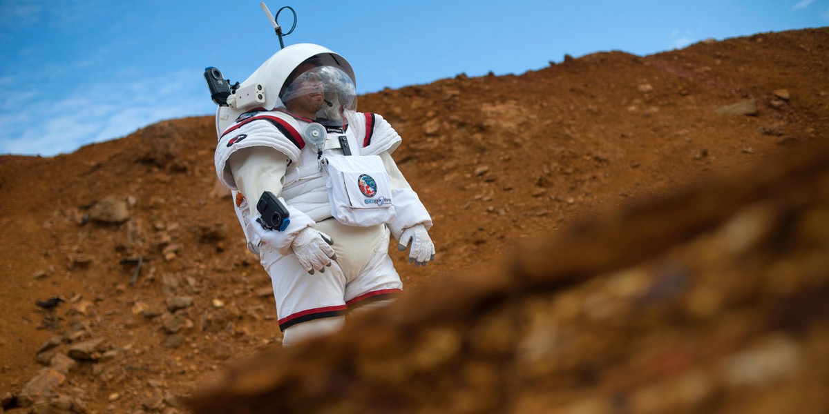 Astronauta Diego Urbina testuje kombinezon Gandolfi 2 w ramach projektu Moonwalk