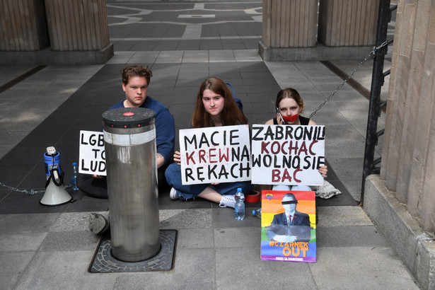 Troje aktywistów z Młodzieżowego Forum LGBT+ przykuło się do bramy