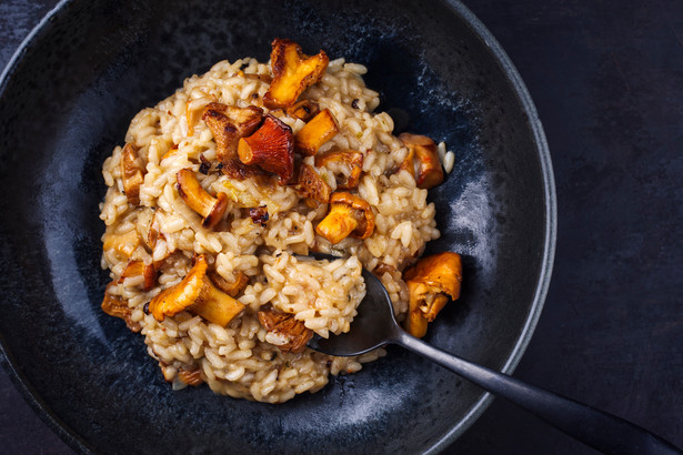 Risotto z kurkami to aromatyczne, kremowe danie, które łączy w sobie klasyczny włoski przepis z wyjątkowym smakiem leśnych grzybów.