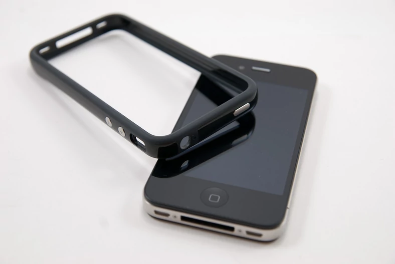 iPhone 4 bumper - oferowane bezpłatnie etui miało zniwelować kłopoty z zasięgiem.